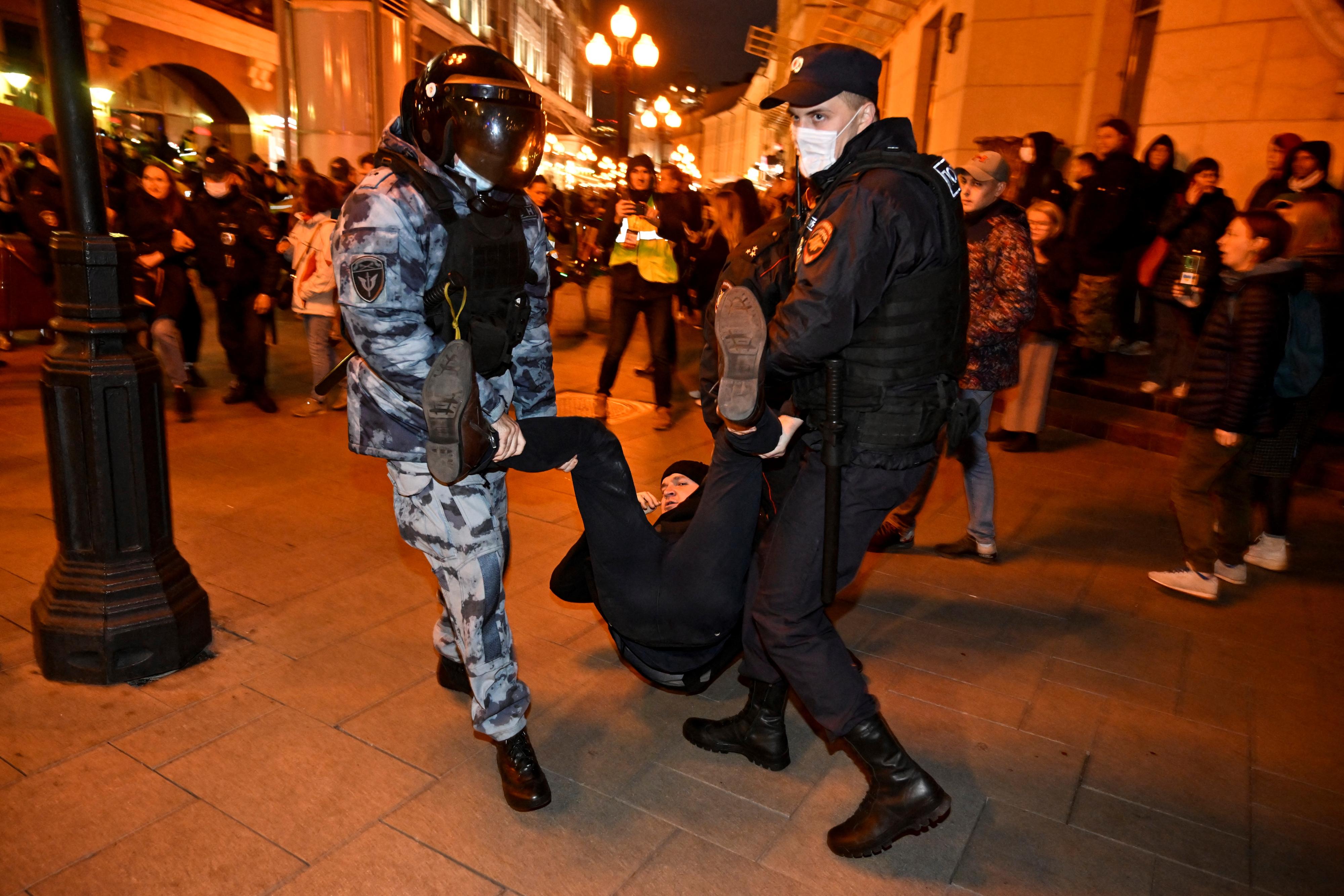 Мобилизационная сми. Полиция Москвы. Протесты в Москве против войны. Протесты в Москве 89 Вильнюс.
