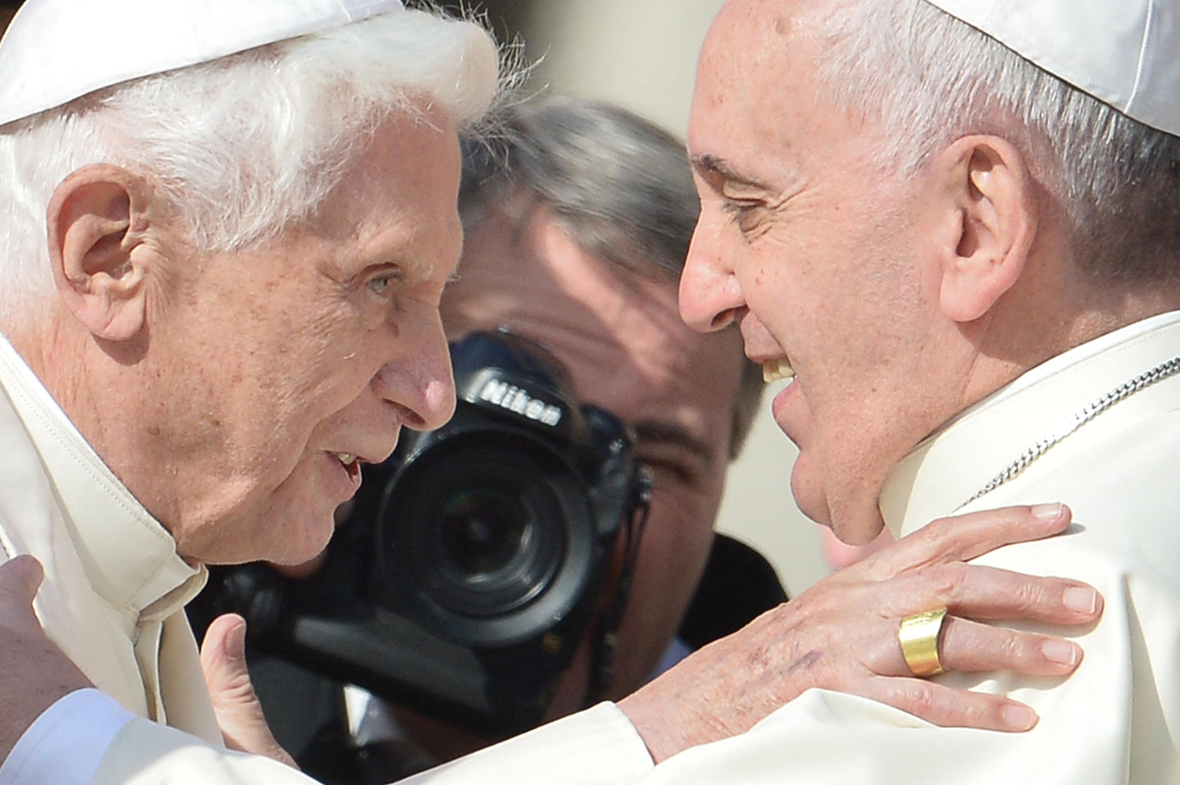 Photo of Katolícka kontroverzia o dvoch pápežoch vo Vatikáne