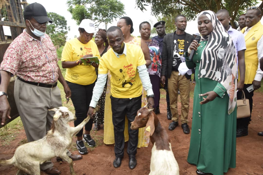 Photo of V Museveniho kampani na zmiernenie chudoby Luweero rozdával farmárom kurčatá a kozy